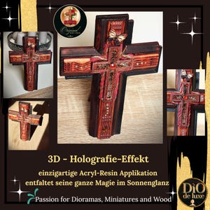 K&ouml;nnte beinhalten: Ein handgefertigtes Holzkreuz mit dunkelbraunem Finish, mit aufwendigen roten und goldenen Akzenten. Das Kreuz hat einen zentralen roten Edelstein und ist mit kleinen goldenen Details und einem Schmetterling verziert. Der Text "Original" ist sichtbar.