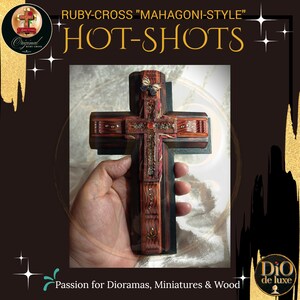 K&ouml;nnte beinhalten: Ein Holzkreuz im Mahagoni-Stil mit aufwendigen Details, das in einer Hand gehalten wird. Das Kreuz hat ein zentrales Design mit roten und goldenen Akzenten, und der Text "HOT-SHOTS" ist dar&uuml;ber zu sehen. Der Text "Passion for Dioramas, Miniatures & Wood" ist ebenfalls sichtbar.
