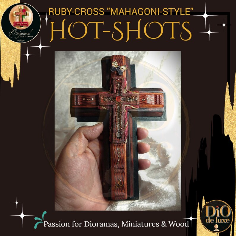 K&ouml;nnte beinhalten: Ein Holzkreuz im Mahagoni-Stil mit aufwendigen Details, das in einer Hand gehalten wird. Das Kreuz hat ein zentrales Design mit roten und goldenen Akzenten, und der Text "HOT-SHOTS" ist dar&uuml;ber zu sehen. Der Text "Passion for Dioramas, Miniatures & Wood" ist ebenfalls sichtbar.