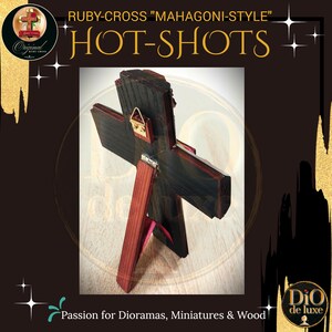 K&ouml;nnte beinhalten: Ein Holzkreuz mit dunklem Finish und roten Akzenten, das aufrecht steht. Das Kreuz ist mit "RUBY-CROSS MAHAGONI-STYLE HOT-SHOTS" beschriftet. Das Bild enth&auml;lt auch den Text "Passion for Dioramas, Miniatures & Wood."