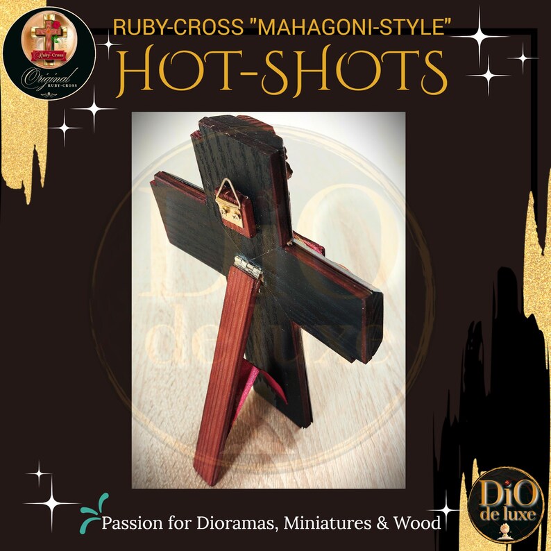 K&ouml;nnte beinhalten: Ein Holzkreuz mit dunklem Finish und roten Akzenten, das aufrecht steht. Das Kreuz ist mit "RUBY-CROSS MAHAGONI-STYLE HOT-SHOTS" beschriftet. Das Bild enth&auml;lt auch den Text "Passion for Dioramas, Miniatures & Wood."