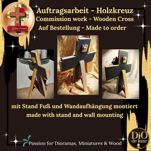 Pode incluir: Cruzes de madeira com uma barra transversal preta e um suporte de madeira natural. As cruzes s&atilde;o exibidas em diferentes &acirc;ngulos. O texto na imagem diz "Commission work - Wooden Cross" e "made with stand and wall mounting".