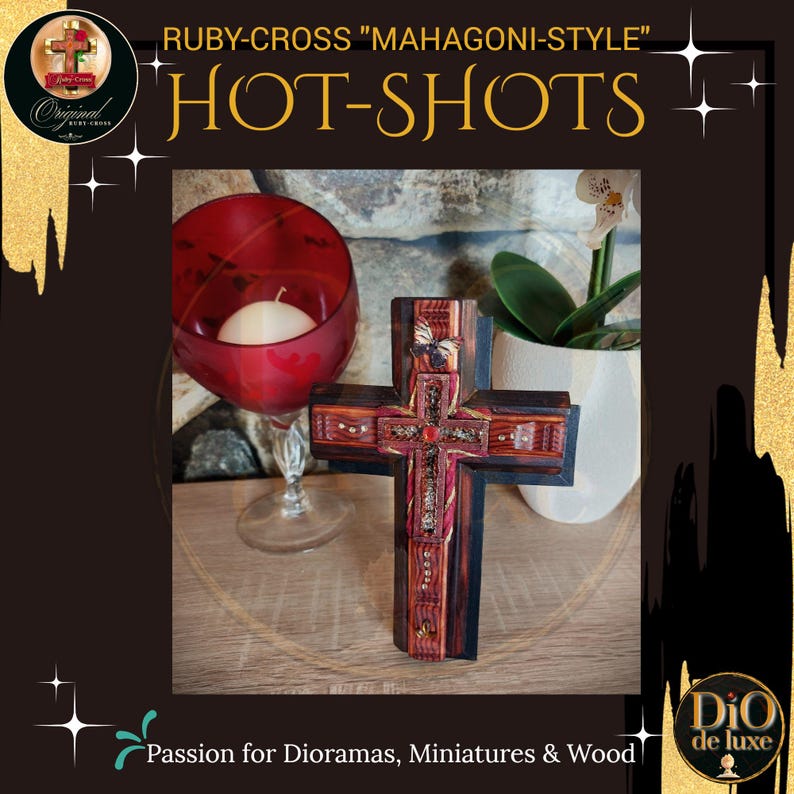 K&ouml;nnte beinhalten: Ein handgefertigtes Holzkreuz im Mahagoni-Stil mit aufwendigen Details und Verzierungen. Das Kreuz hat einen zentralen roten Edelstein und ist von dekorativen Elementen umgeben. Das Bild zeigt auch ein rotes Glas, eine Kerze und den Text "HOT-SHOTS".