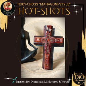 K&ouml;nnte beinhalten: Ein Holzkreuz im Mahagoni-Stil mit aufwendigen Schnitzereien und einem Schmetterlingsakzent. Das Kreuz hat einen zentralen roten Edelstein und dekorative Details. Der Text "HOT-SHOTS" wird &uuml;ber dem Kreuz angezeigt.