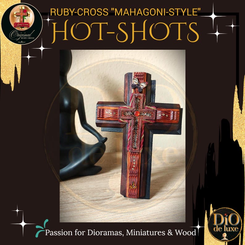 K&ouml;nnte beinhalten: Ein Holzkreuz im Mahagoni-Stil mit aufwendigen Schnitzereien und einem Schmetterlingsakzent. Das Kreuz hat einen zentralen roten Edelstein und dekorative Details. Der Text "HOT-SHOTS" wird &uuml;ber dem Kreuz angezeigt.