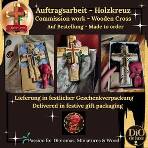 Pode incluir: Cruzes de madeira com detalhes florais, apresentadas em caixas de presente. A imagem inclui texto em alem&atilde;o e ingl&ecirc;s: "Commission work - Wooden Cross" e "Delivered in festive gift packaging."