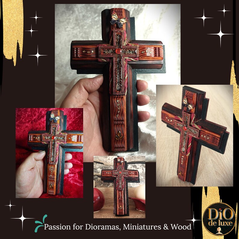 K&ouml;nnte beinhalten: Ein handgefertigtes Holzkreuz mit aufwendigen Details. Das Kreuz hat einen dunkelbraunen Rahmen mit helleren Holzakzenten, ein zentrales rotes Design und dekorative Elemente. Oben ist ein Schmetterling befestigt. Der Text "Passion for Dioramas, Miniatures & Wood" ist zu sehen.