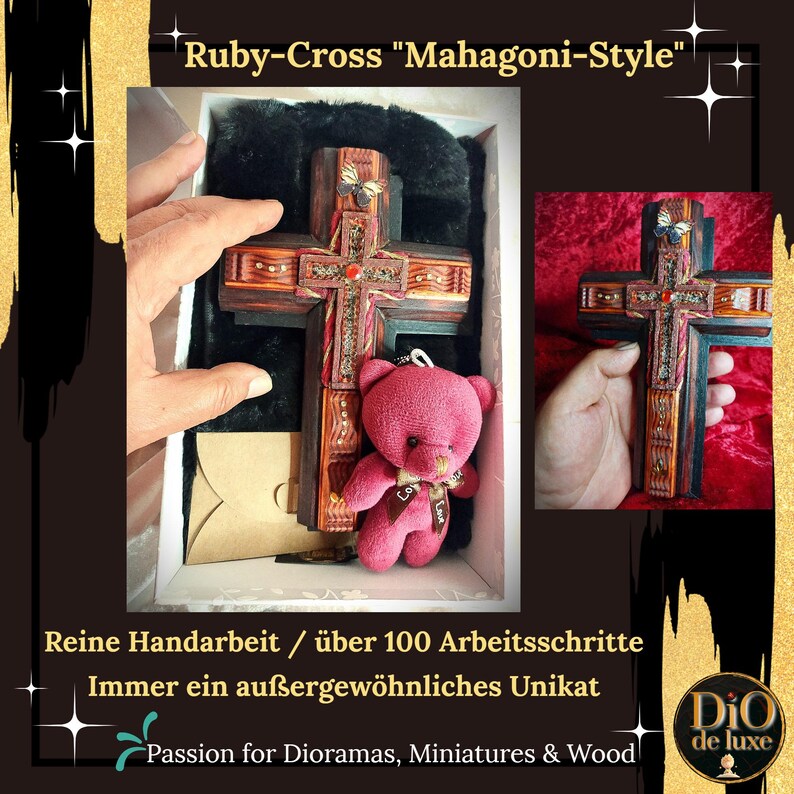 K&ouml;nnte beinhalten: Handgefertigtes Holzkreuz im Mahagoni-Stil mit aufwendigen Details und einem roten Edelstein in der Mitte. Ein kleiner rosa Teddyb&auml;r ist enthalten. Der Text lautet "Ruby-Cross Mahagoni-Style".