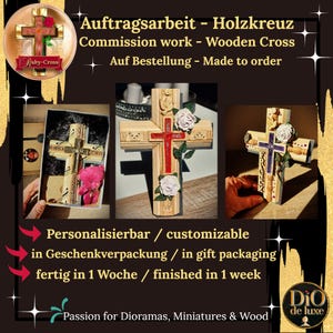 Pode incluir: Cruzes de madeira com detalhes florais e uma barra transversal vermelha s&atilde;o exibidas. O texto diz "Commission work - Wooden Cross" e "Made to order". As cruzes s&atilde;o personaliz&aacute;veis e v&ecirc;m em embalagem de presente.