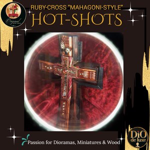 K&ouml;nnte beinhalten: Ein detailliertes Kreuz im Mahagoni-Stil mit aufwendigen Details, vor einem tiefroten Hintergrund. Das Kreuz weist dekorative Elemente und den Text "HOT-SHOTS" und "Passion for Dioramas, Miniatures & Wood" auf. Das Bild hat ein kreisf&ouml;rmiges Design.