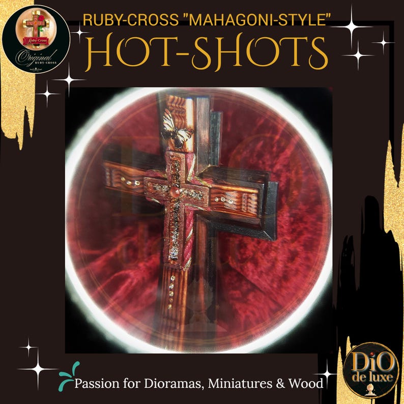 K&ouml;nnte beinhalten: Ein detailliertes Kreuz im Mahagoni-Stil mit aufwendigen Details, vor einem tiefroten Hintergrund. Das Kreuz weist dekorative Elemente und den Text "HOT-SHOTS" und "Passion for Dioramas, Miniatures & Wood" auf. Das Bild hat ein kreisf&ouml;rmiges Design.