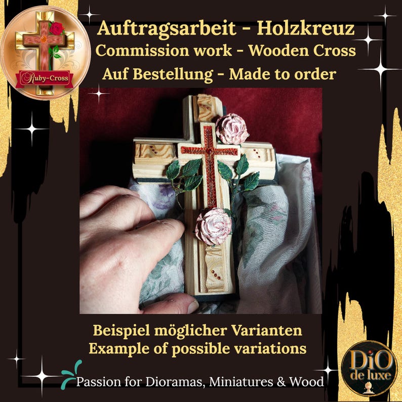Pode incluir: Uma cruz de madeira com uma cruz vermelha sobreposta e rosas cor-de-rosa decorativas e folhas verdes. O texto na imagem diz "Commission work - Wooden Cross" e "Made to order". A cruz &eacute; segurada por uma m&atilde;o.