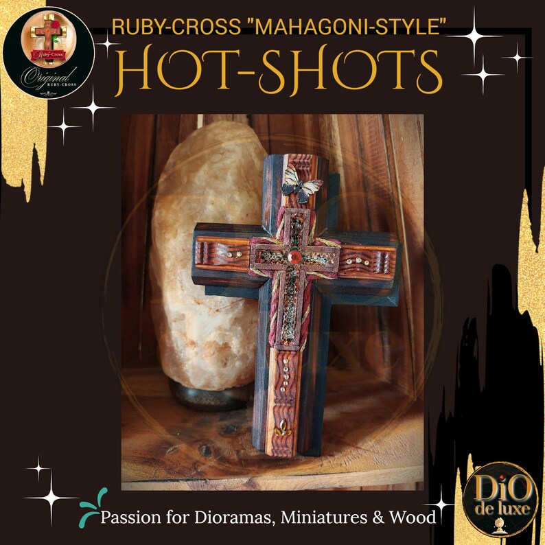 K&ouml;nnte beinhalten: Ein handgefertigtes Holzkreuz mit Schmetterlingsakzent. Das Kreuz weist aufwendige Details auf, darunter eingelegte Designs und einen zentralen Edelstein. Der Text "RUBY-CROSS MAHAGONI-STYLE HOT-SHOTS" wird &uuml;ber dem Kreuz angezeigt. Die Worte "Passion for Dioramas, Miniatures & Wood" sind ebenfalls sichtbar.