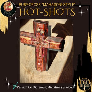 K&ouml;nnte beinhalten: Ein handgefertigtes Holzkreuz im Mahagoni-Stil. Das Kreuz weist aufwendige Details auf, darunter ein Schmetterling und dekorative Intarsien. Der Text "RUBY-CROSS" und "HOT-SHOTS" ist sichtbar. Das Kreuz ist f&uuml;r Dioramen, Miniaturen und Holzprojekte konzipiert.