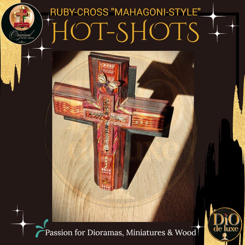 K&ouml;nnte beinhalten: Ein handgefertigtes Holzkreuz im Mahagoni-Stil. Das Kreuz weist aufwendige Details auf, darunter ein Schmetterling und dekorative Intarsien. Der Text "RUBY-CROSS" und "HOT-SHOTS" ist sichtbar. Das Kreuz ist f&uuml;r Dioramen, Miniaturen und Holzprojekte konzipiert.