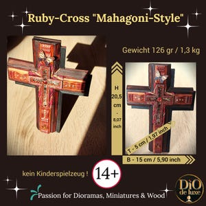 K&ouml;nnte beinhalten: Handgefertigtes Holzkreuz, "Ruby-Cross Mahagoni-Style", mit Schmetterlingsakzent. Das Kreuz ist 20,5 cm hoch und 15 cm breit. F&uuml;r Dioramen, Miniaturen und Holzprojekte.