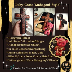 K&ouml;nnte beinhalten: Handgefertigtes Holzkreuz im dunklen Mahagoni-Stil mit roten und goldenen Harzakzenten. Das Kreuz ist 20,5 cm hoch, 15 cm breit und 5 cm tief. Das Bild enth&auml;lt einen kostenlosen roten Teddyb&auml;ren.