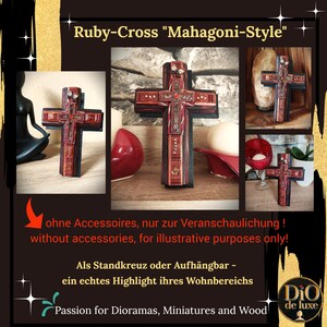 K&ouml;nnte beinhalten: Ein Holzkreuz im Mahagoni-Stil mit roten und silbernen Akzenten. Das Kreuz wird in verschiedenen Ansichten gezeigt, um sein Design hervorzuheben. Der Text lautet "Ruby-Cross Mahagoni-Style".