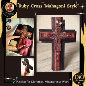 Könnte beinhalten: Ein handgefertigtes Holzkreuz mit Mahagoni-Finish. Das Kreuz hat aufwendige Intarsien, einen zentralen roten Edelstein und einen kleinen Schmetterlingsakzent. Der Text "Ruby-Cross Mahagoni-Style" und "Passion for Dioramas, Miniatures & Wood" ist enthalten.