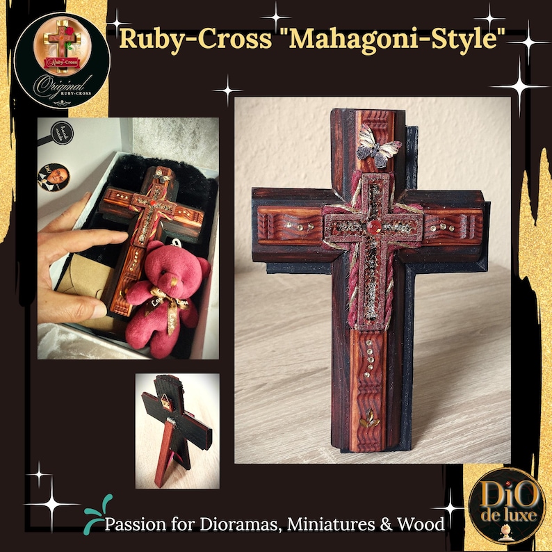Original Ruby-Cross – Special Edition Mahagoni-Style ist ein handgefertigtes Unikat-Holzkreuz in 4 Holzschichten (Kiefer, Fichte, Balsa-Holz), moderner Stil, gebeizt in Dark Mahagoni und Kirsch-Tönen, mit seidenmatt glänzendem Oberflächenschutz. 
Es besitzt eine 3D-Acryl-Resin-Applikationen mit Holografie-Effekt und Schattensilhouette. Erstellt in reiner Handarbeit mit über 100 Arbeitsschritten. 
Mit Standfuß und Wandaufhängung, geliefert in festlicher Geschenkverpackung mit Maskottchen Ruby.