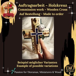 Pode incluir: Cruz de madeira com um design de cruz azul e branco, adornada com uma rosa branca e uma pomba. A palavra "FRANCK" &eacute; exibida verticalmente. O texto na imagem diz "Commission work - Wooden Cross" e "Example of possible variations."