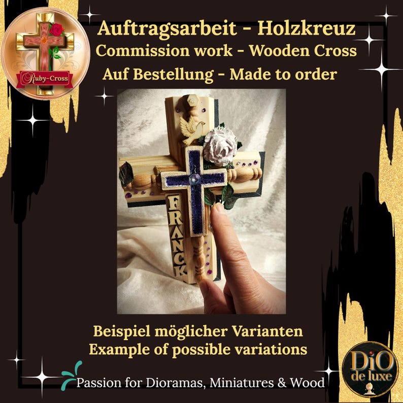 Pode incluir: Cruz de madeira com um design de cruz azul e branco, adornada com uma rosa branca e uma pomba. A palavra "FRANCK" &eacute; exibida verticalmente. O texto na imagem diz "Commission work - Wooden Cross" e "Example of possible variations."
