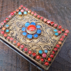Caja de cerillas de latón antiguo: Cabujones de coral, turquesa y lapislázuli.