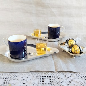 Paar antike oder Vintage englische Art-Deco-Espressotassen mit Miniatur-Wasser- oder Likörgläsern und Mappin Webb-Silberplatten-Boot-Tabletts