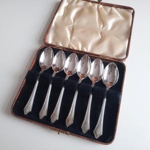 Antique English Quality Silver Plate Coffee Spoons in Late Art Nouveau Pattern Cased and Signed with Registered Design 68238