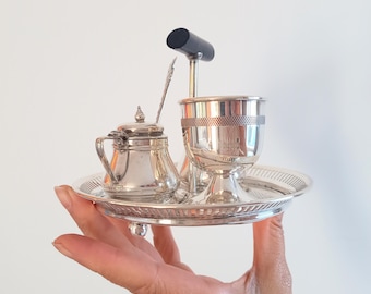 Art Deco versilberter Eierbecher und Gewürze kleines Menage-Set: England, 1930er Jahre