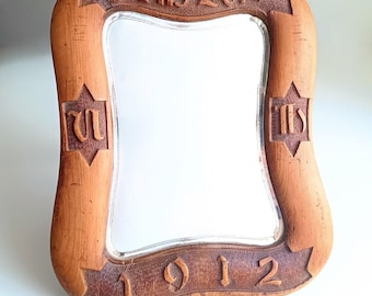 Antiker englischer Arts & Crafts Tischspiegel: Datiert 1912, geschnitzte Inschrift, Cotswolds School