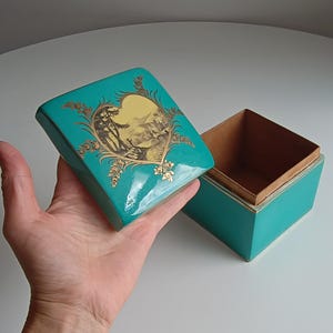Caja vintage de porcelana azul turquesa francesa para cerillas grandes, joyas, servilletas o maquillaje. Forro de madera. Grisalla. Paisaje Art Nouveau.