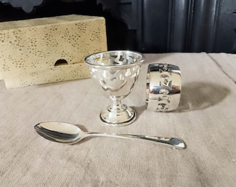 Vintage English Boxed Silver Plate Eierbecher Löffel und Serviettenringe Set