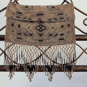 Bolso estilo flapper vintage de cuentas de acero con corte francés, años 20, diseño geométrico, tipo sobre, tipo cartera o bolso pequeño, firmado, hecho en Francia.