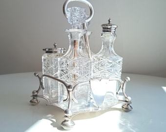Antike Silberplatte Menage: Geschliffene Glasflaschen, Cayenne Pfeffer Servierer, James Dixon, 1890er Jahre