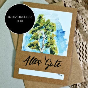 Könnte beinhalten: Aquarell-Grußkarte mit einem Baum mit grünen und gelben Blättern vor blauem Himmel. Die Karte befindet sich in einem braunen Umschlag mit den Worten "Alles Gute" und Platz für Text.