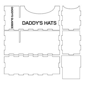 Puede incluir: Un dibujo en blanco y negro de un organizador de almacenamiento con compartimentos para sombreros y gafas. El organizador tiene el texto "Daddy's Hats" y "Daddy's Glasses" impreso en él.