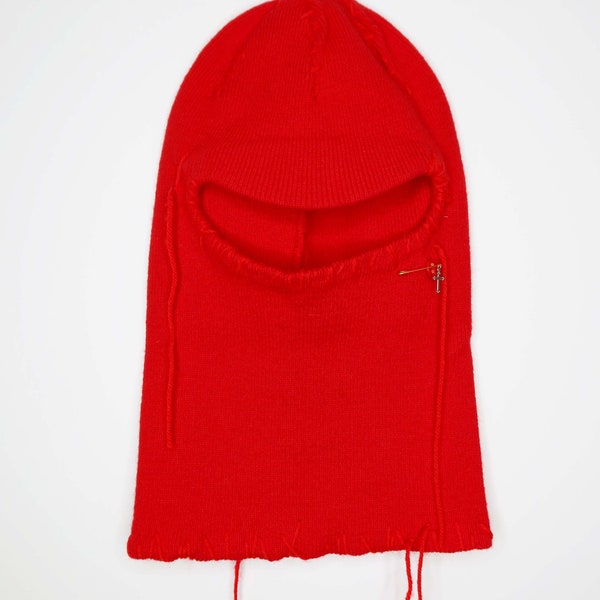 Cagoule rouge foncé à broderie rouge et accessoires