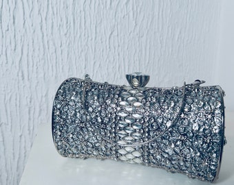 Pochette de soirée/porte-monnaie en cristal argenté orné de diamants.