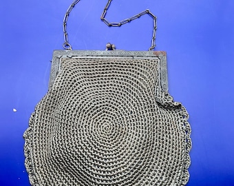 Antieke Edwardiaans handgemaakte gehaakte avondtasje met metalen frame en ketting, portemonnee uit het begin van de 20e eeuw