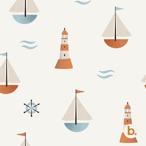 Puede incluir: Un patrón continuo sobre un fondo crema que presenta ilustraciones de veleros con cascos azules o naranjas, velas blancas y pequeñas banderas, junto a faros a rayas naranjas y blancas, iconos de olas azules y un timón de barco azul oscuro.