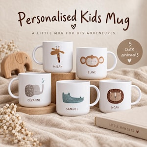 Könnte beinhalten: Fünf weiße Keramiktassen mit Illustrationen von Giraffe, Affe, Elefant, Krokodil und Löwe. Jede Tasse zeigt einen individuellen Namen: Milan, Eline, Cézanne, Samuel und Noah. Der Text Personalised Kids Mug und A Little Mug For Big Adventures ist zu sehen.