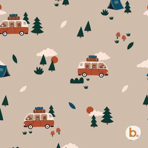 Op de afbeelding: Een lichtbeige stof met een herhalend patroon van oranje campers met bagage op het dak, bestuurd door bruine beren. Het ontwerp bevat donkergroene dennenbomen, blauwe tenten, witte wolken, oranje zonnen, rode paddenstoelen en kleine blaadjes.
