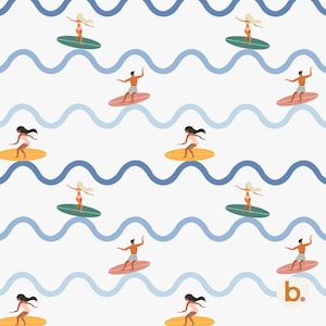 Peut inclure: Un motif répétitif sur fond blanc avec des lignes ondulées horizontales dans des tons de bleu. Le design comprend des illustrations de surfeurs sur des planches de différentes couleurs, notamment vert, rose et jaune, avec un petit logo dans le coin.