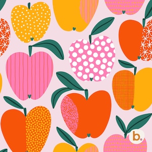 Op de afbeelding: Een herhalend patroon van gestileerde appels in verschillende kleuren, waaronder oranje, geel en roze, met groene bladeren. De appels hebben verschillende texturen, zoals stippen en strepen, op een lichtroze achtergrond.