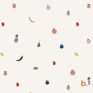 Könnte beinhalten: Ein hellcremefarbener Stoff mit einem wiederkehrenden Muster aus kleinen, handgezeichneten Früchten wie Erdbeeren, Bananen, Ananas, Äpfeln, Birnen und Blaubeeren. Der Text b. ist in der unteren rechten Ecke in Orange aufgedruckt.