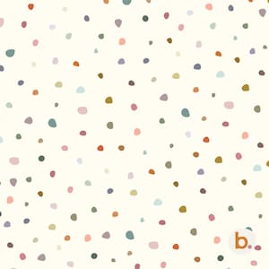 Puede incluir: Una tela de color crema con un patrón repetitivo de pequeños puntos irregulares y multicolores en tonos rosa, azul, verde, marrón y naranja. Un pequeño logotipo circular con la letra b minúscula es visible en la esquina inferior derecha.