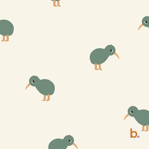 Op de afbeelding: Een herhalend patroon op een crèmekleurige achtergrond met gestileerde kiwi-vogels in gedempt groen met lichtoranje snavels en poten. De vogels zijn in verschillende richtingen afgebeeld en een klein logo met de letter b en een punt is zichtbaar.