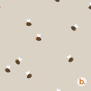 Puede incluir: Una tela de color beige claro con un patrón repetitivo de pequeñas abejas estilizadas con cuerpos de rayas marrones y negras y alas blancas. En la esquina inferior derecha, hay un pequeño logotipo circular blanco con la letra minúscula b.