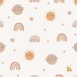 Puede incluir: Patrón repetitivo con soles sonrientes, planetas con anillos, arcoíris, nubes y estrellas en tonos beige, melocotón y marrón sobre un fondo crema. El diseño tiene una estética infantil y caprichosa.